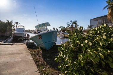Napoli, Florida, ABD - 28 Eylül 2022 - Florida, Napoli 'deki Ian Kasırgası sırasında tekne karaya itildi. Sadece editör