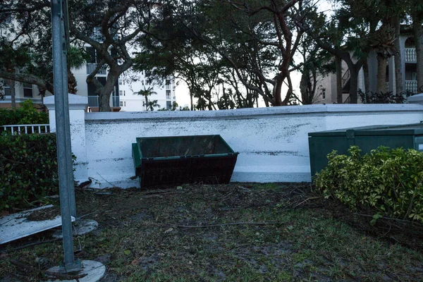 플로리다주 나폴리 2022 News 침수된 쓰레기통 울타리를 흐르는 허리케인 이안의 — 스톡 사진