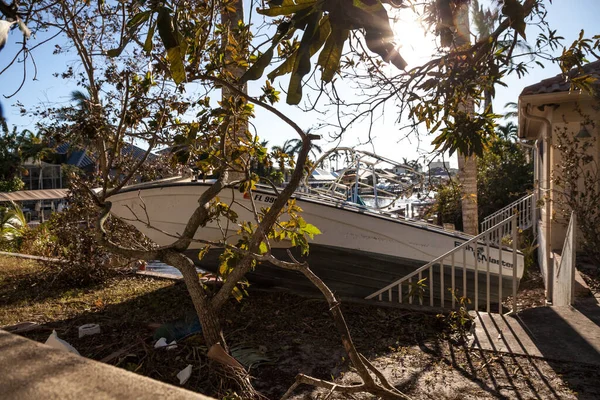 Nápoles Florida Estados Unidos Septiembre 2022 Noticias Barco Empujado Tierra Fotos de stock libres de derechos