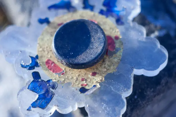 Mavi ve beyaz bir seramik kaseyi kapat.