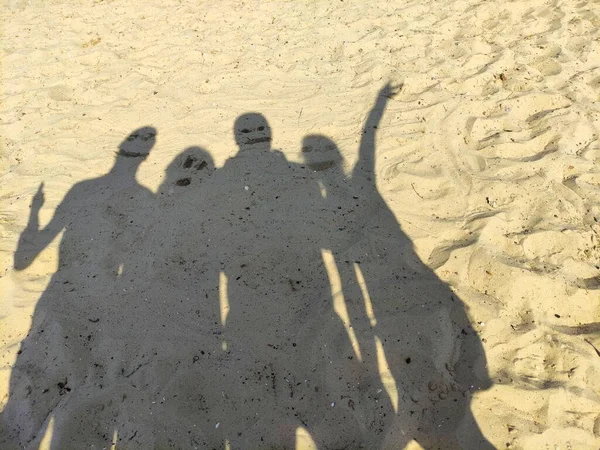 Eine Gruppe Von Menschen Die Strand Spazieren — Stockfoto