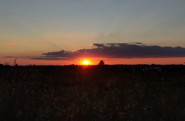 Piękny Zachód Słońca Nad Polem — Zdjęcie stockowe