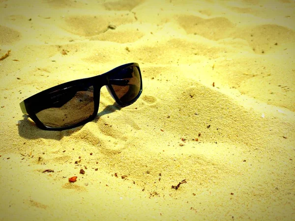 Sahilde Güneş Gözlüğü Yaz Tatili Konsepti — Stok fotoğraf