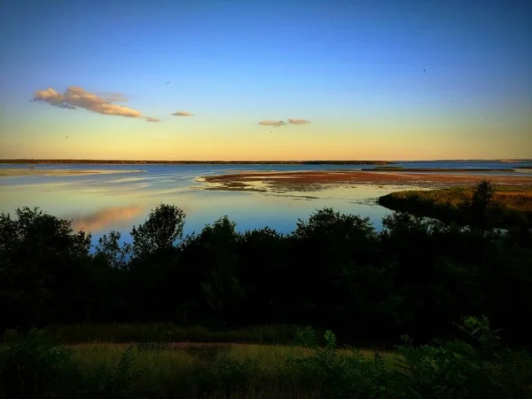 Красивый Закат Над Водой Большой Рекой Заднем Плане — стоковое фото