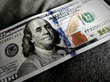 Dolar banknotları ve para masanın üstünde.