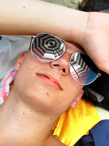 Жінка Сонцезахисними Окулярами Маскою Очей — стокове фото