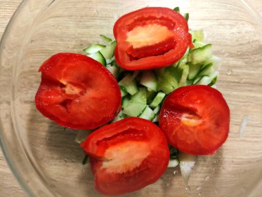 tomato, lettuce and tomatoes