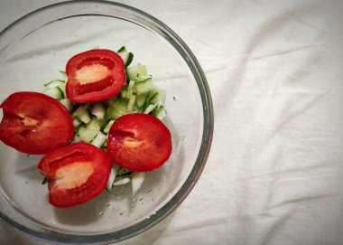 Domates ve fesleğenli taze salata.