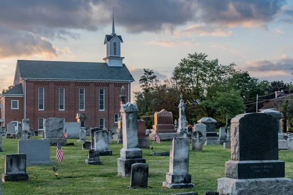 묘지를 걸어서 건너는 애덤스군 펜실베이니아 — 스톡 사진
