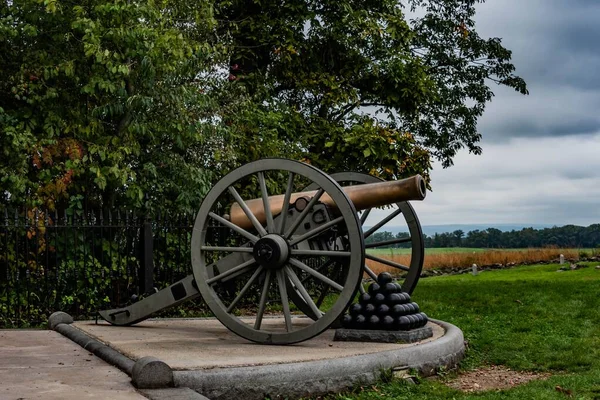 Copse Trees Cannon Overcast Autumn Day Gettysburg National Military Park — Stock Photo, Image
