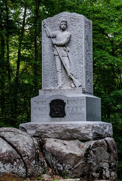 美国宾夕法尼亚州葛底斯堡国家军事公园密歇根第5步兵团纪念碑 — 图库照片