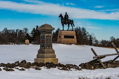 Karla kaplı Doğu Mezarlığı Tepesi 'ndeki Anıtlar, Gettysburg Ulusal Askeri Parkı, Pennsylvania, ABD
