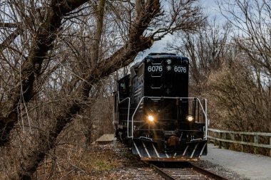 NCRR treni Hanover Junction İstasyonu 'na yaklaşıyor, York County, Pennsylvania, ABD