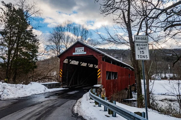 Rices Kapalı Köprüsü (Landisburg Kapalı Köprüsü) Soğuk ve karlı bir kış gününde