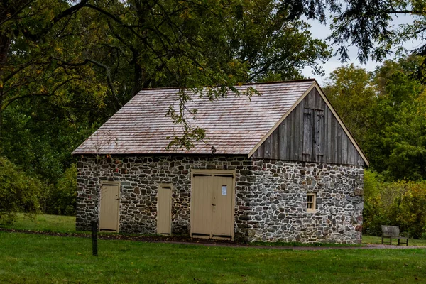 米国ペンシルベニア州バレーフォージ国立歴史公園ワシントン本部近くの石造りの建物 — ストック写真