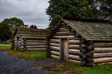 Valley Forge Kulübeleri Bulutlu bir Sonbahar Günü, Valley Forge Ulusal Tarihi Parkı, Pennsylvania, ABD