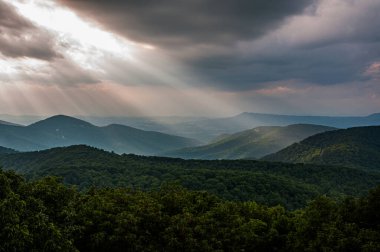 Appalachian Dağları üzerindeki güneş ışınları, Shenandoah Ulusal Parkı, Virginia, ABD