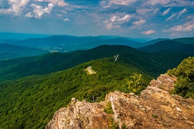 Appalachian Patikası 'ndan Skyline Drive, Shenandoah Ulusal Parkı, Virginia, ABD
