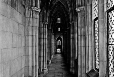 Washington Ulusal Katedrali içindeki bir koridorun siyah ve beyaz görüntüsü