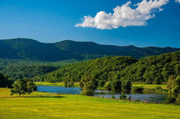 Shenandoah Nehri Vadisi Güzel Bir Yaz Günü, Virginia, ABD