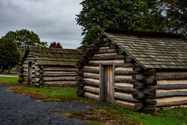 Valley Forge Kulübeleri Bulutlu bir Sonbahar Günü, Valley Forge Ulusal Tarihi Parkı, Pennsylvania, ABD