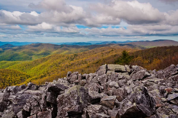 美国弗吉尼亚州神州国家公园春季岩石露头 — 图库照片