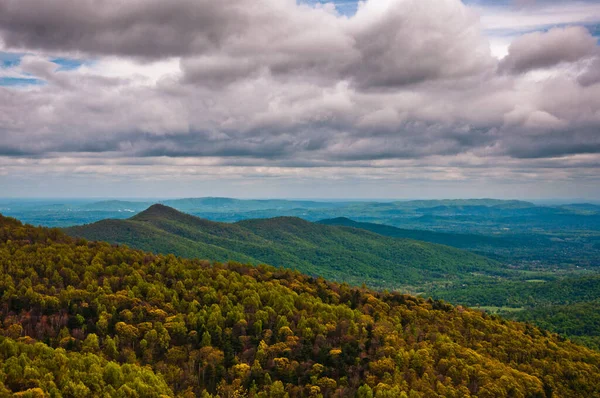 Appalachians, Shenandoah Ulusal Parkı, Virginia, ABD 'de Fırtına Bulutları