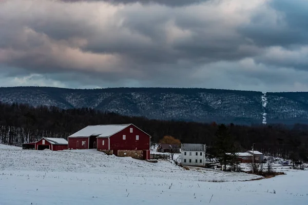 Snowy Perry County Çiftliği Sunset, Pennsylvania, ABD