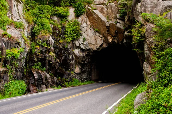 Skyline Drive 'daki Marys Rock Tüneli, Shenandoah Ulusal Parkı, Virginia, ABD