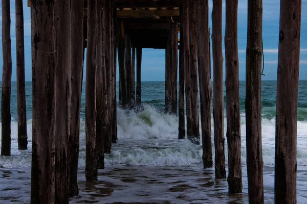 Foto Breakers Bajo Muelle — Foto de Stock