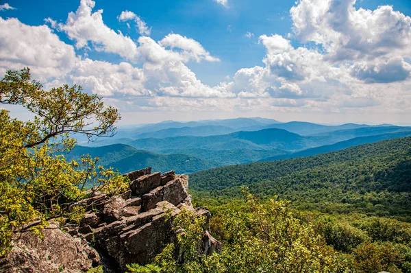 Blue Ridge Dağlarının Yaz Manzarası, Shenandoah Ulusal Parkı, Virginia, ABD