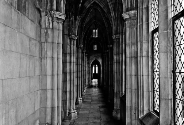 Washington Ulusal Katedrali içindeki bir koridorun siyah ve beyaz görüntüsü