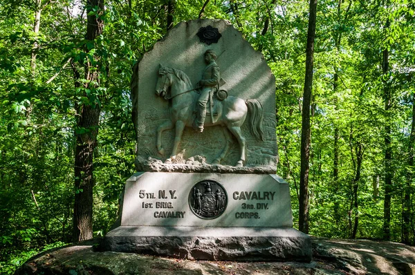 美国宾夕法尼亚州葛底斯堡国家军事公园纽约第五志愿骑兵团纪念碑 — 图库照片