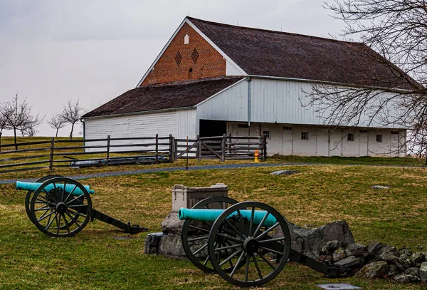 Photo Trostle Barn Cannons Gettysburg National Military Park Pennsylvania Usa — 스톡 사진