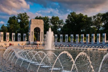 Dünya Savaşı Anıtı 'nın fotoğrafı, güzel bir yaz gününde Washington DC