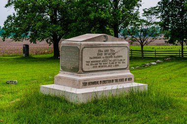 Fotoğraf: 25. ve 75. Ohio Piyade Anıtı, Barlow Knoll, Gettysburg Ulusal Askeri Parkı, Pennsylvania ABD