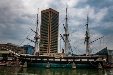 USS Anayasası ve Dünya Ticaret Merkezi Fotoğraf: Inner Harbor, Baltimore, Maryland ABD