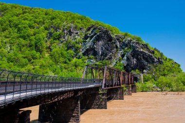 Sel basmış Potomac Nehri, Harper Feribotu, Batı Virginia üzerindeki tren ve yaya köprüsü..