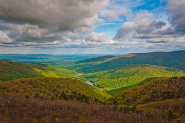 Shenandoah Ulusal Parkı, Virginia 'daki Skyline Drive' dan Charlottesville Reservoir ve Appalachians manzarası.