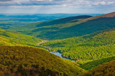 Shenandoah Ulusal Parkı, Virginia 'daki Skyline Drive' dan Charlottesville Reservoir manzarası.