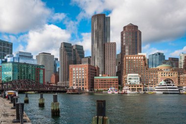 Fort Point Kanalı ve Boston ufuk çizgisi manzarası