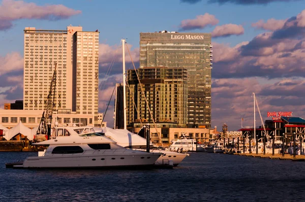 Photo Pleasure Craft Legg Mason Building Inner Harbor Baltimore Maryland — Stock Photo, Image