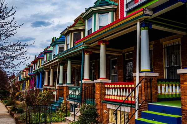 Fotoğraf: Baltimore, Maryland ABD Renkli Satır Evleri