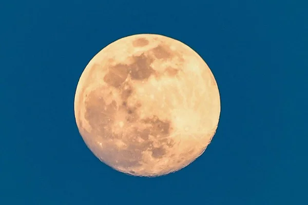 2020年4月のピンクの月の写真 — ストック写真
