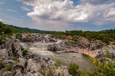 Great Falls Park, Virginia, ABD 'de Bulutlar Bahar Öğleden Sonra