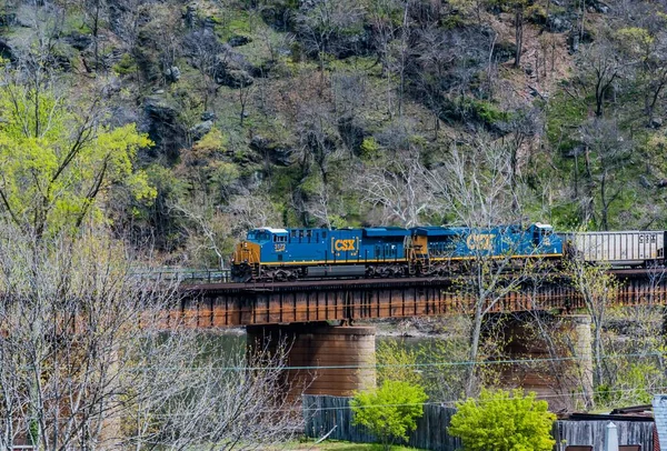 Pociąg Towarowy Zbliża Się Harpers Ferry Wirginia Zachodnia Usa — Zdjęcie stockowe