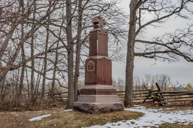 Soğuk Bir Kış Sabahında Demir Tugay Anıtı, Gettysburg Ulusal Askeri Parkı, Pennsylvania, ABD