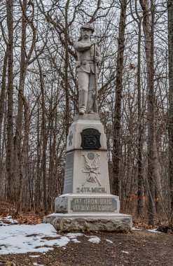 Soğuk Bir Kış Sabahında 24. Michigan Alayı Anıtı, Gettysburg Ulusal Askeri Parkı, Pennsylvania, ABD