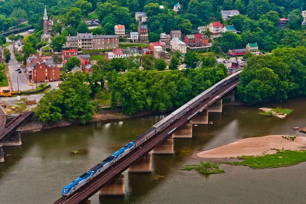 Maryland Heights 'tan Amtrak Treni, Harper Ferry Ulusal Tarihi Parkı, Batı Virginia, ABD