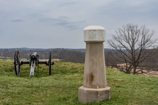 美国宾夕法尼亚州葛底斯堡国家军事公园公墓山劳伦斯炮台纪念碑 — 图库照片